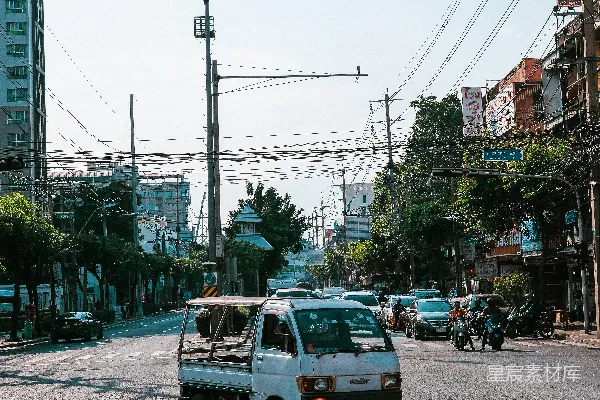 高清摄影 城市街道上的小型货车
