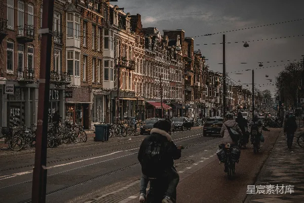 高清摄影 城市街道上的自行车骑行者