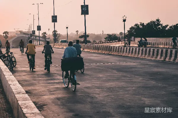 高清摄影 夕阳下的自行车骑行者