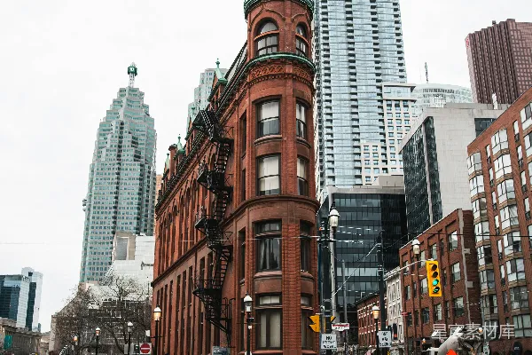 高清摄影 多伦多Gooderham Building与现代高楼的对比