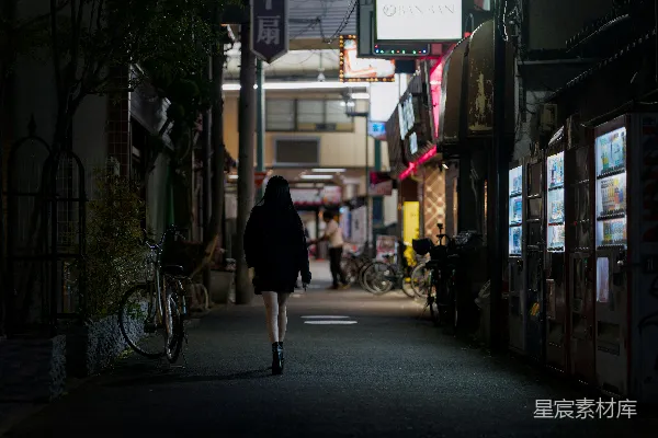 高清摄影 夜晚巷口的背影