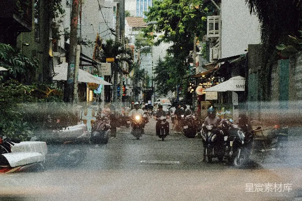 高清摄影 城市街道上的摩托车与行人