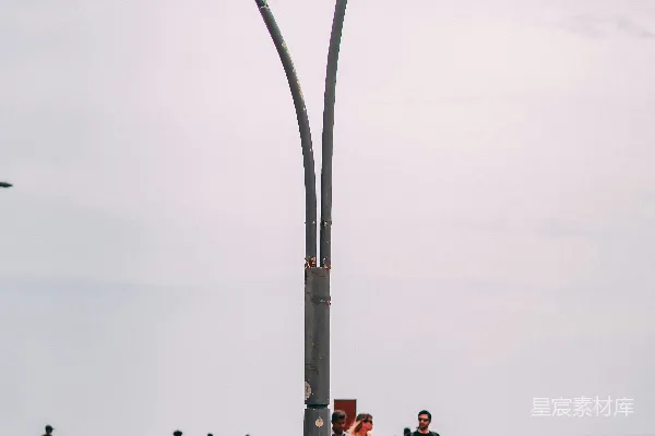 高清摄影 海边的路灯与行人