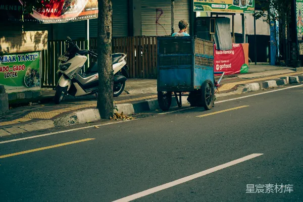 高清摄影 街头的摊贩与宁静的街道
