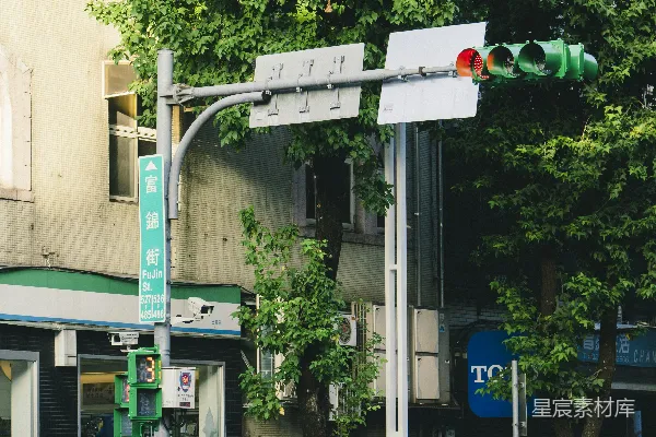 高清摄影 城市街角的绿树与交通信号灯