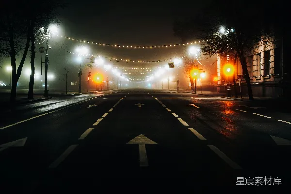 高清摄影 雾夜街道的静谧时光