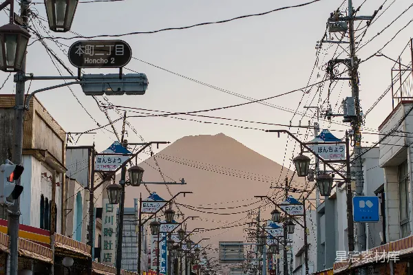 高清摄影 静谧的小镇街道与远处的富士山
