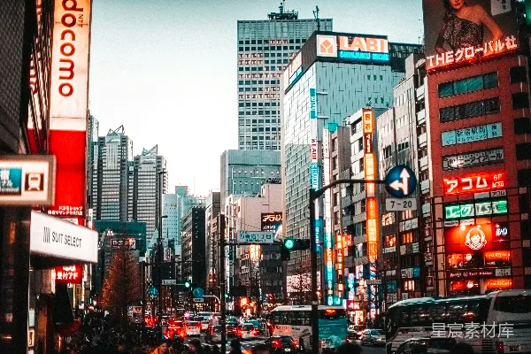 高清摄影 东京新宿霓虹灯下的繁忙街头