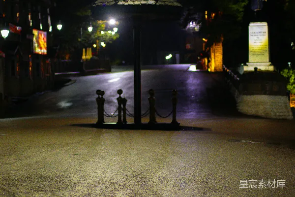 高清摄影 夜雨中的宁静广场