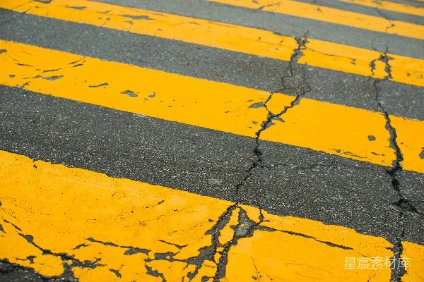 高清摄影 斑驳的黄色道路标线