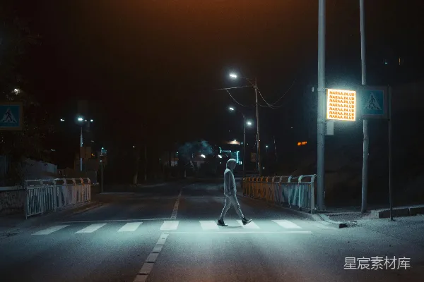 高清摄影 夜晚的街道独行者
