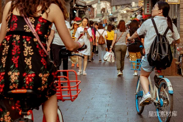 高清摄影 古街上的骑行时光