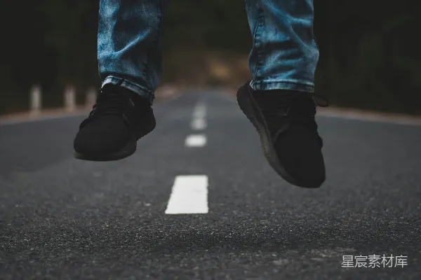 高清摄影 跃动的瞬间：在路中央的自由舞步