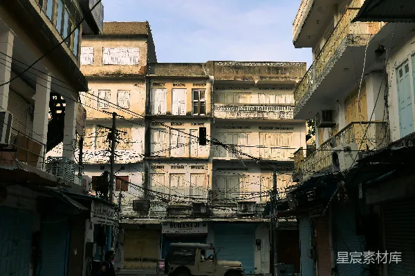 高清摄影 狭窄街道上的老旧建筑群