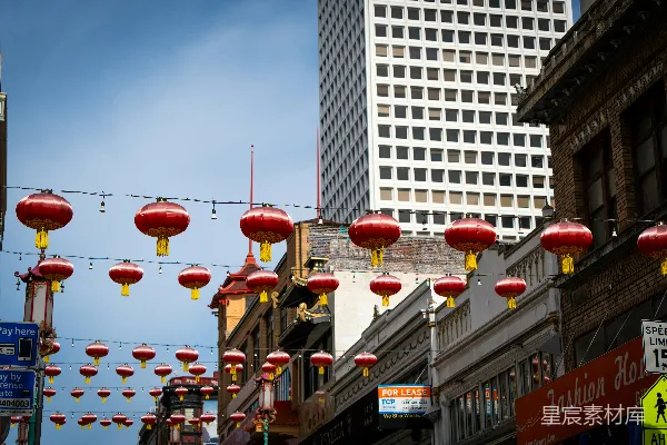 高清摄影 街头红灯笼与现代建筑的和谐共处