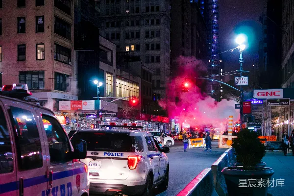 高清摄影 夜晚警车与红烟的都市景象