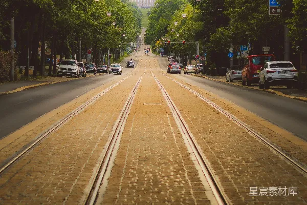 高清摄影 城市中的绿意盎然道路