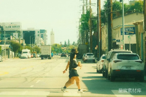 高清摄影 晨光中的城市慢跑者