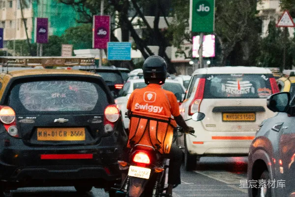 高清摄影 Swiggy快递员穿梭于繁忙城市