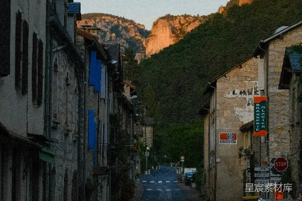 高清摄影 黄昏中的小镇与山脉