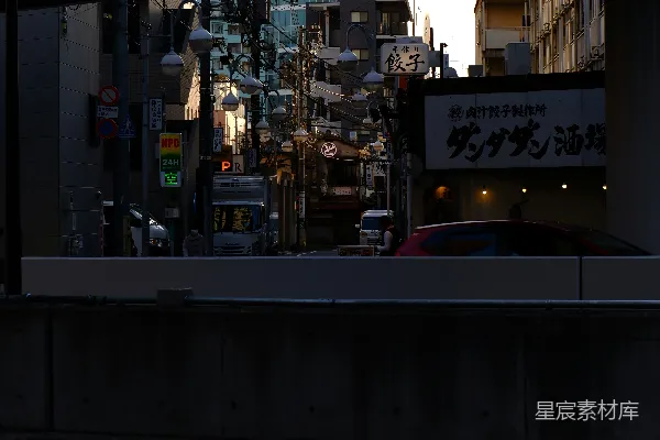 高清摄影 昏暗中的城市街景