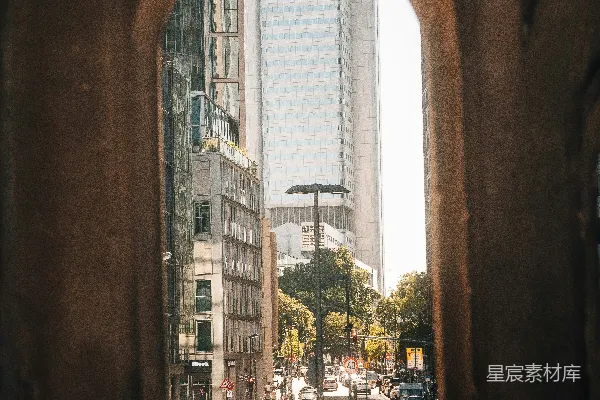 高清摄影 透过历史建筑的现代都市