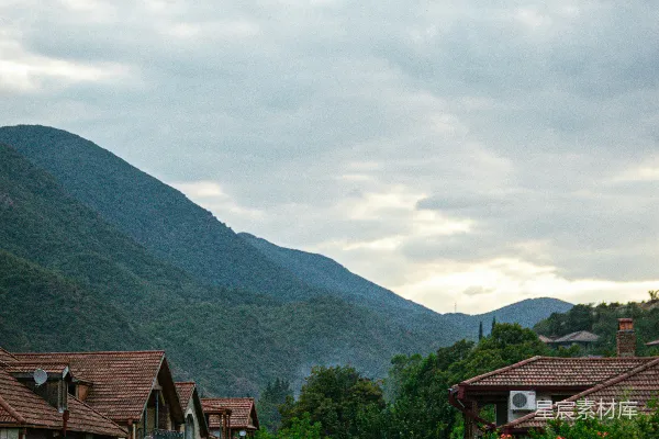 高清摄影 山间小镇的静谧街景