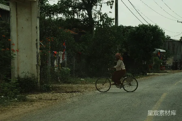 高清摄影 乡村之路的骑行者
