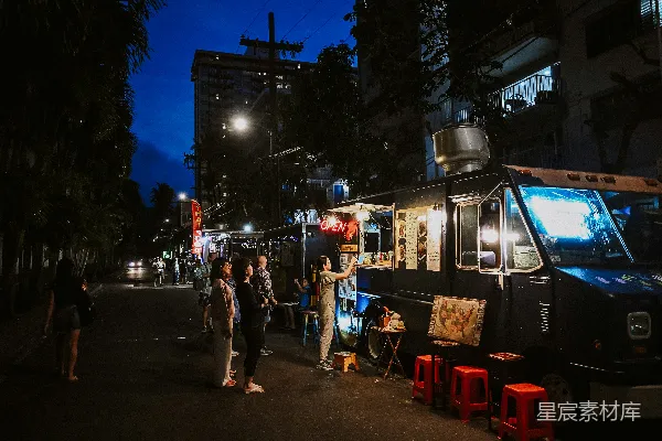 高清摄影 夜市中的食物卡车