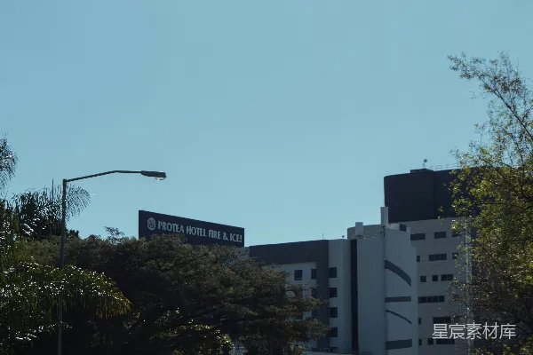 高清摄影 蓝天下的酒店道路