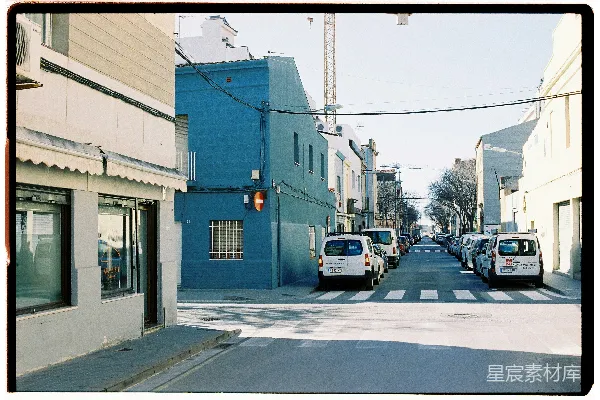 高清摄影 蓝色建筑的宁静街道