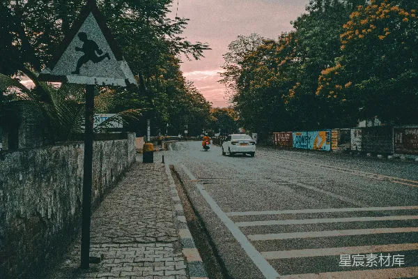 高清摄影 城市边缘的宁静街道