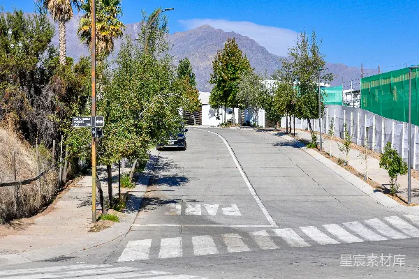 高清摄影 城市街道与山脉的宁静一景