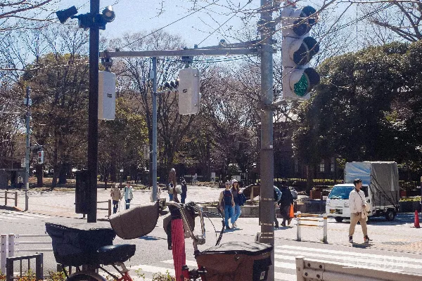 高清摄影 城市街道的监控与交通信号
