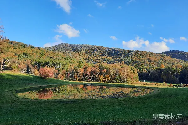 高清摄影 秋日山间静谧湖景