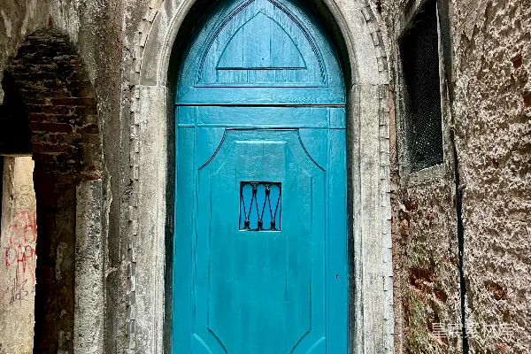 高清摄影 古老石墙与蓝绿色门