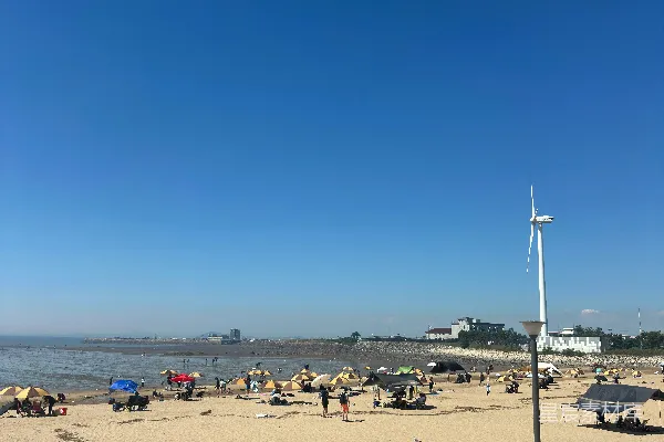 高清摄影 风车与沙滩的惬意时光