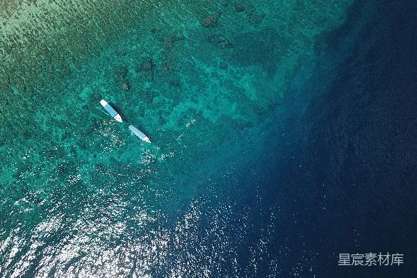高清摄影 碧海蓝天：航拍下的潜水船只
