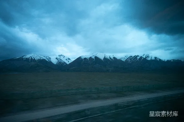 高清摄影 雪山下的高原公路