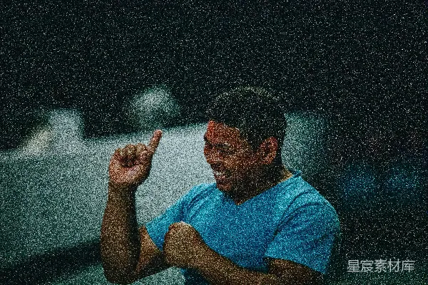 高清摄影 夜色中的胜利手势