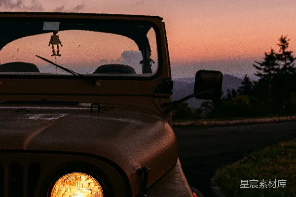 高清摄影 夕阳下的复古吉普车