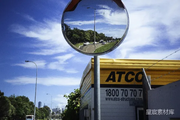 高清摄影 道路旁的倒影镜与建筑集装箱