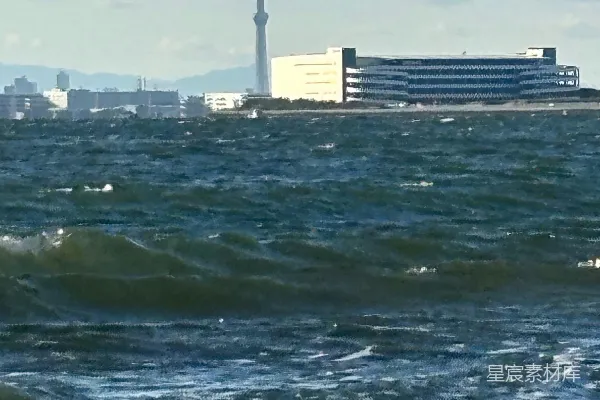 高清摄影 海浪与城市天际线