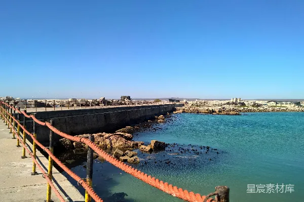 高清摄影 海岸边的码头与清澈海水