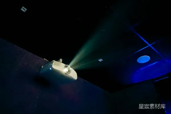 高清摄影 夜幕下的投影仪