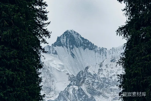 高清摄影 雪山与木屋的宁静时光
