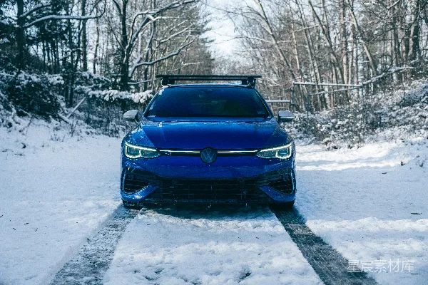 高清摄影 冬季森林中的蓝色Volkswagen