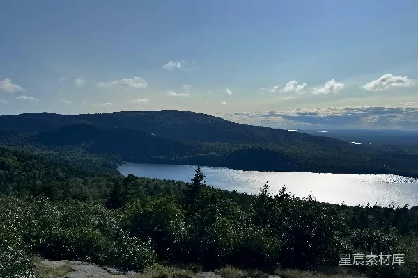 高清摄影 山间湖泊的宁静景色