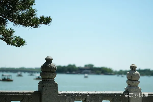 高清摄影 碧水蓝天下的古桥与松枝