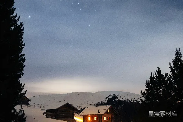 高清摄影 雪夜小屋下的璀璨星空